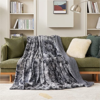 Bedsure Faux Fur Throw Blanket