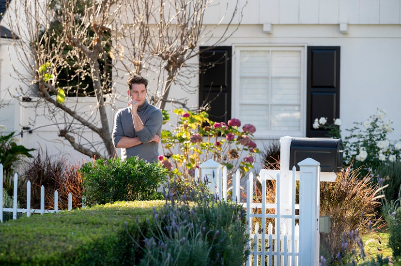 SCOTT SPEEDMAN as MATTHEW ENGLER standing in his lawn in Madre Linda in YOU Season 3