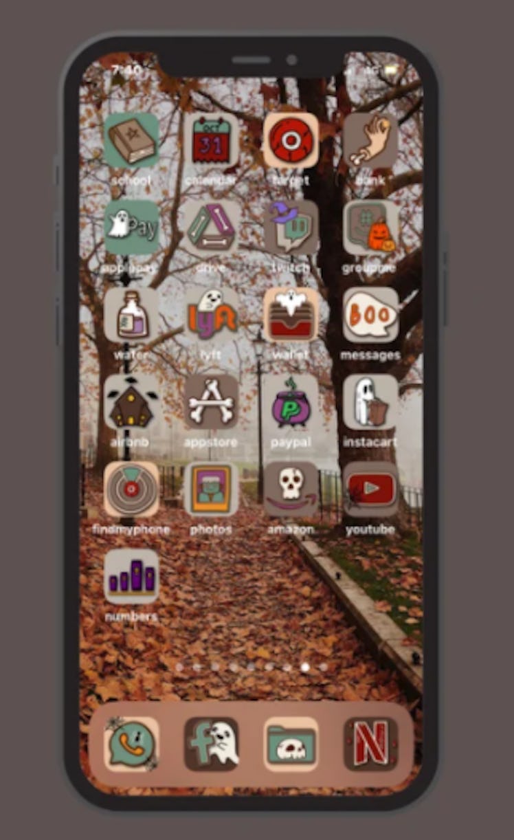 These new iOS Home screen ideas for Halloween include cute ghosts.