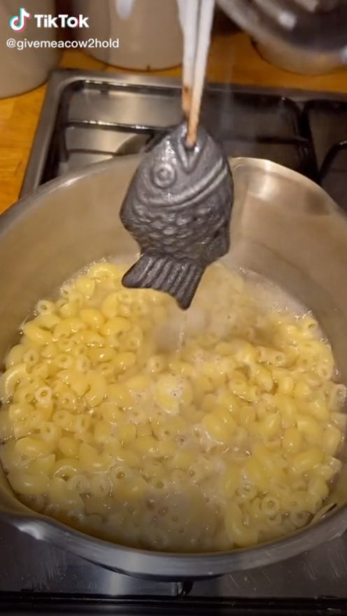 A TikTok video shows a person cooking with an iron fish, a treatment for iron deficiency anemia.