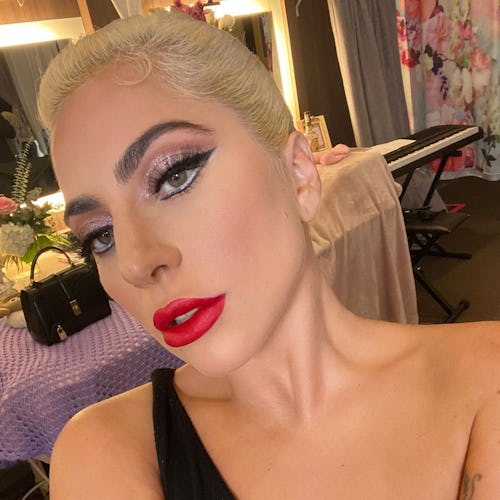 Lady Gaga takes selfie with piano