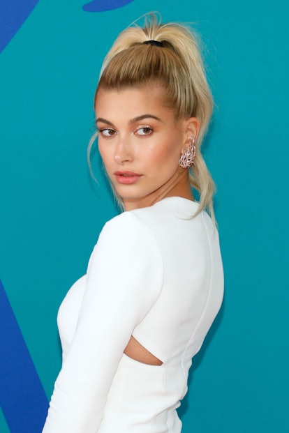 Hailey Bieber sported a classic ponytail to the 2017 CFDA Awards.