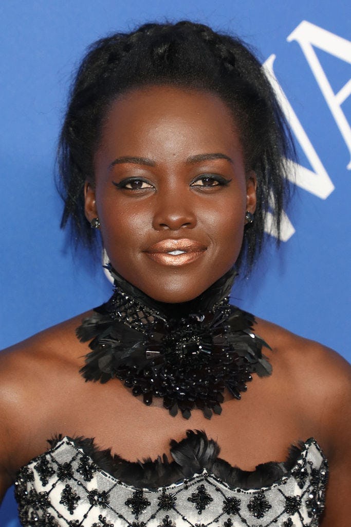 Lupita Nyong&rsquo;o wore a metallic gold lip to the 2018 CFDA Awards.