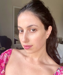 Rebecca Iloulian with a glowing, sculpted skin after using Sola Wave Red Light Wand