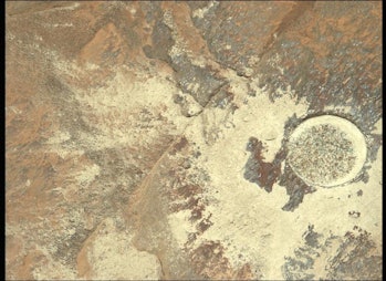 Wędrująca sonda uchwyciła ten widok skały po zeskrobaniu górnej warstwy.