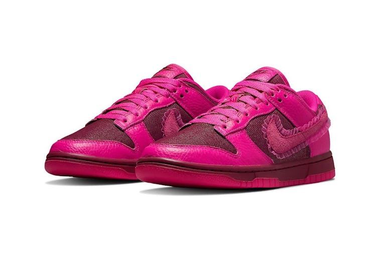Bright pink 2025 nike sneakers