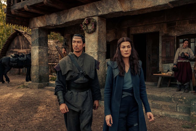 Daniel Henney as Lan Mandragoran and Rosamund Pike as Moiraine Damodred in The Wheel of Time.