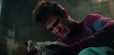 Peter Parker (Andrew Garfield) holding Gwen Stacy’s lifeless body in The Amazing Spider-Man 2