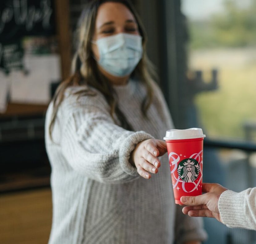 How to get Starbucks' free holiday red cup 2021.
