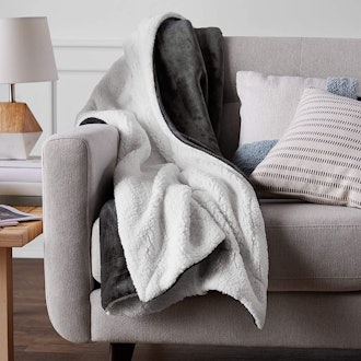 Amazon Basics Ultra-Soft Micromink Sherpa Blanket