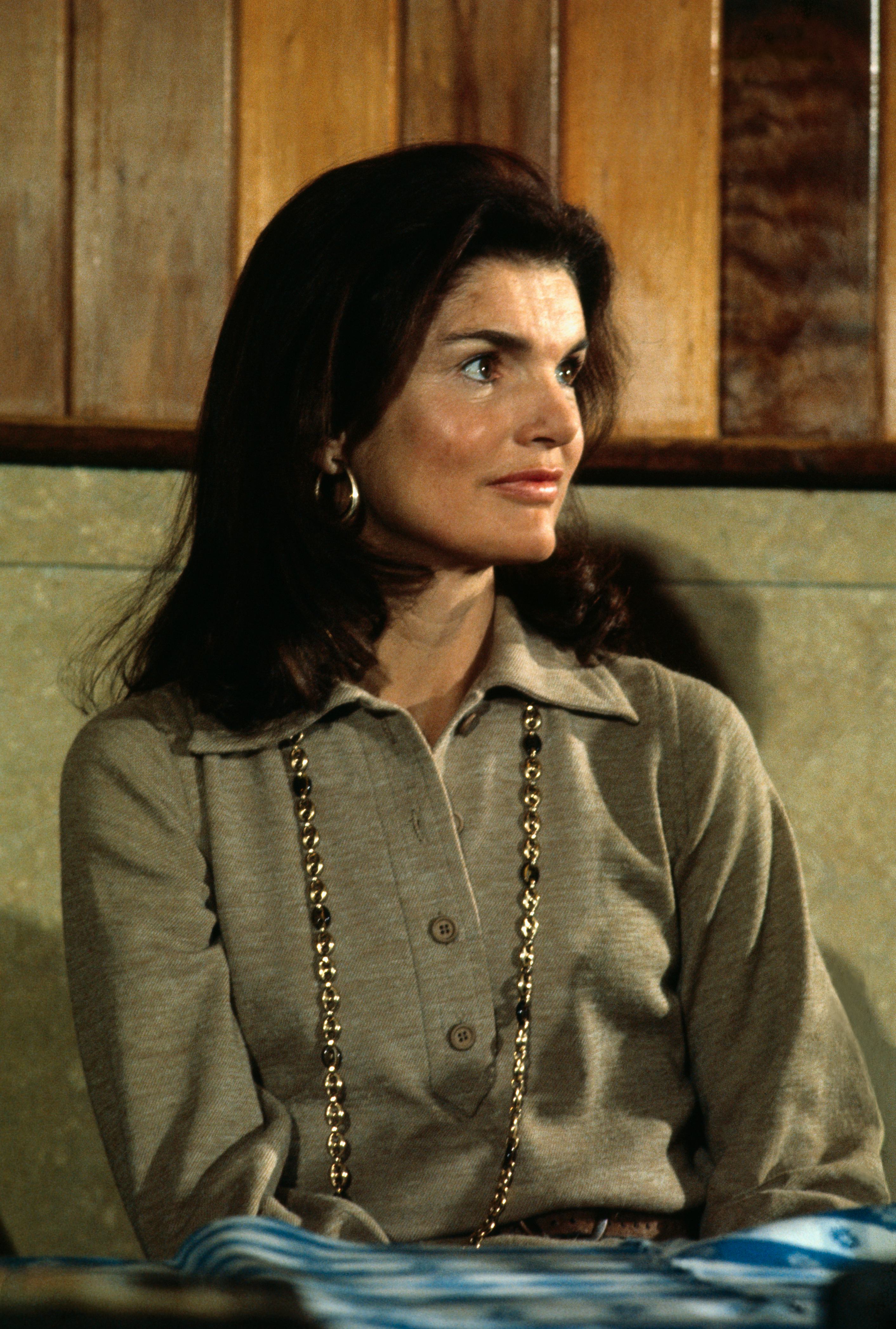 Jackie Kennedy sporting longer lengths with face-framing layers in 1975.