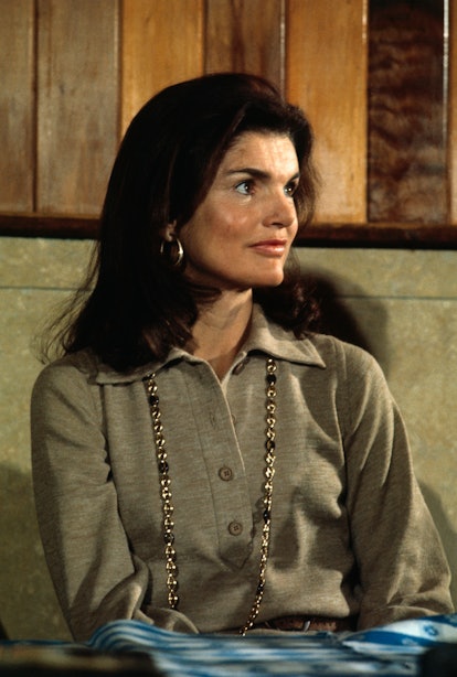 Jackie Kennedy sporting longer lengths with face-framing layers in 1975.