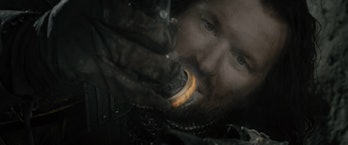 Isildur holding Sauron's severed finger in Lord of the Rings: The Fellowship of the Ring