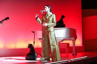 Lorde singing at the Guggenheim museum