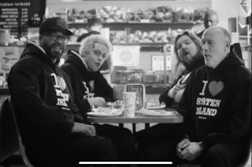 Big Wet, Marc Cohn, and Method Man join Pete Davidson's "Walking in Staten" parody during the Nov. 2...