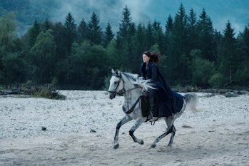 Moiraine (Rosamund Pike) rides a horse in The Wheel of Time.