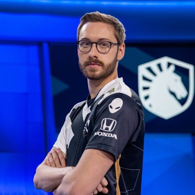 A photo of Bjergsen with his arms crossed