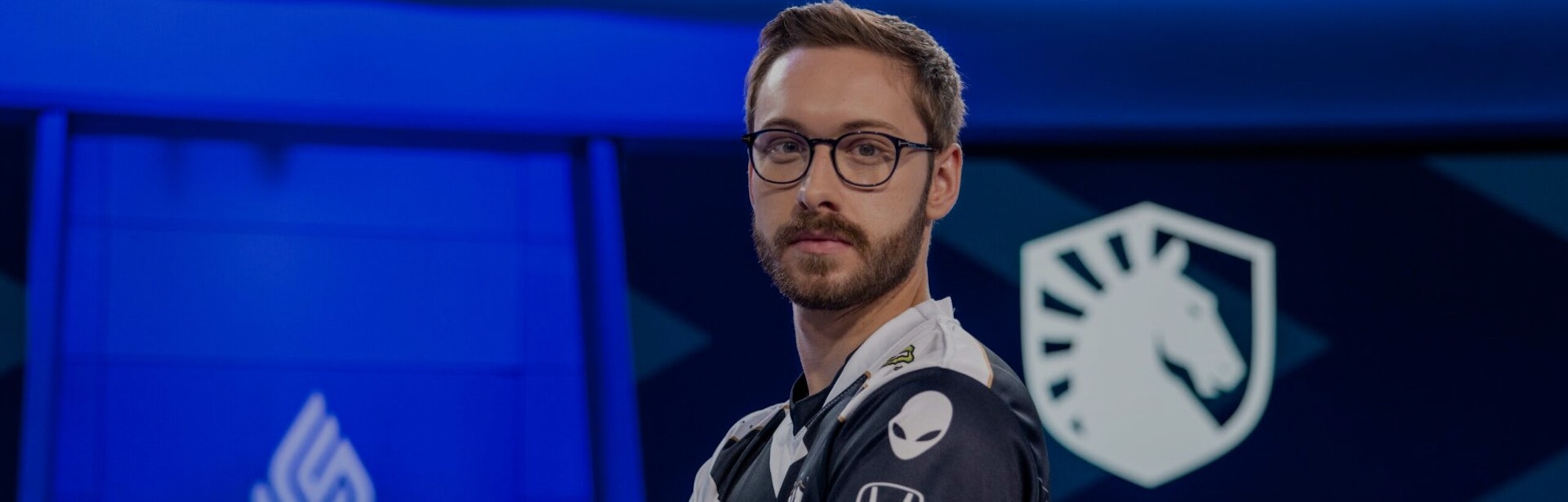 A photo of Bjergsen with his arms crossed