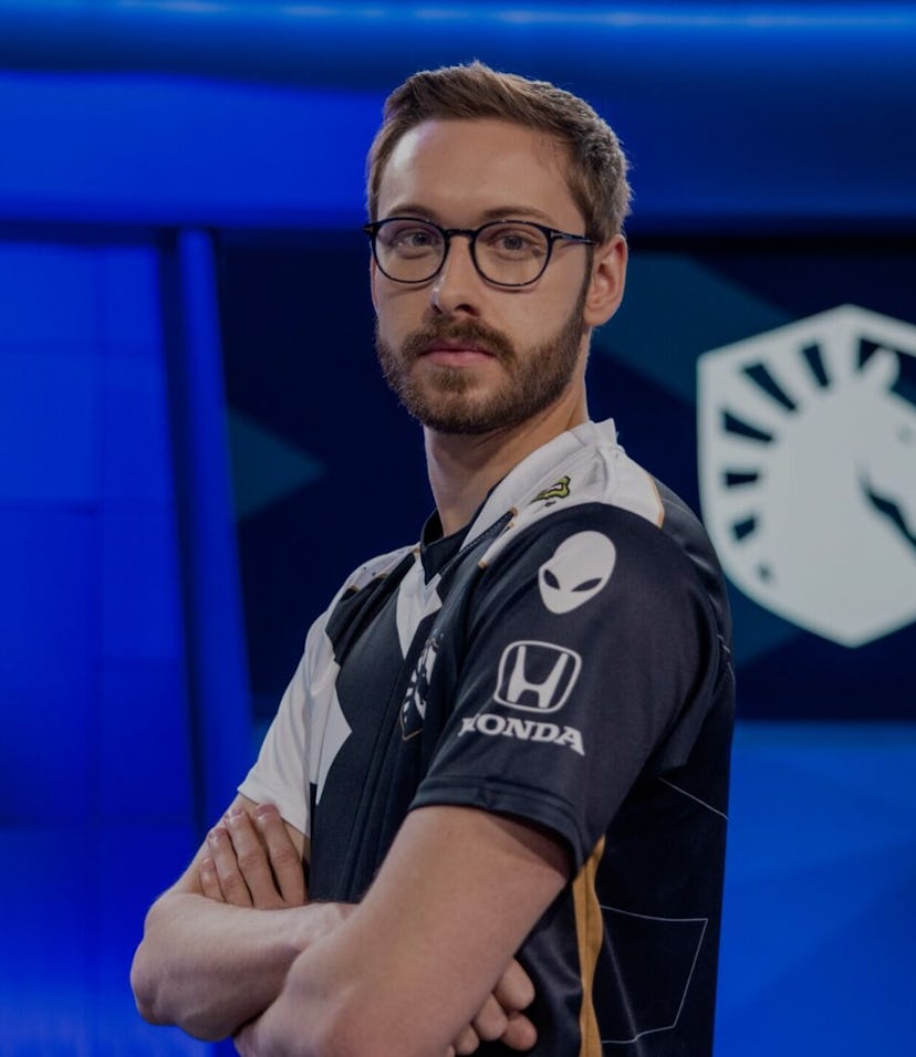A photo of Bjergsen with his arms crossed
