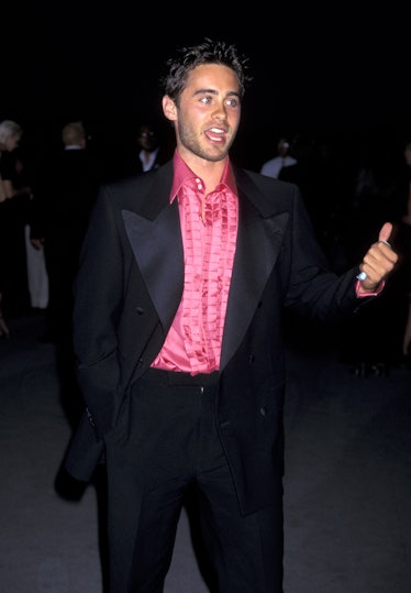 Jared Leto in pink shirt and Tux. 