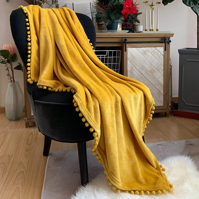 LOMAO Flannel Blanket with Pompom 