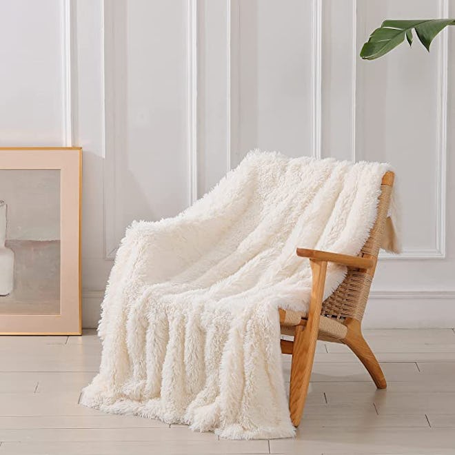 Tuddrom Decorative Extra Soft Fuzzy Faux Fur Throw Blanket