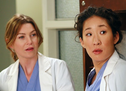 Ellen Pompeo dans le rôle de Meredith Gray et Sandra Oh dans le rôle de Cristina Yang dans 