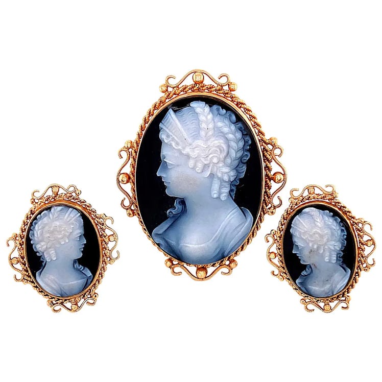 iconic jewelry trends Victorian brooch