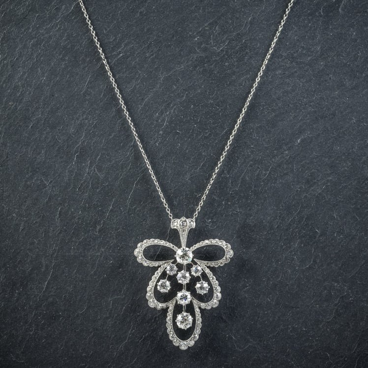 iconic jewelry trends Edwardian diamond pendant necklace