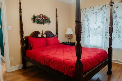 This 'Home Alone' Airbnb in Dallas, Texas replicated the McCallisters' signature red bed. 