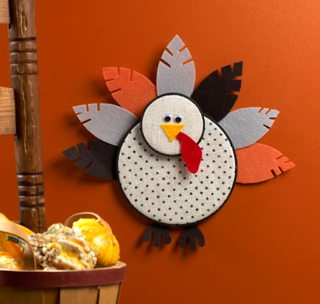 An embroidery hoop turkey as a Thanksgiving craft 
