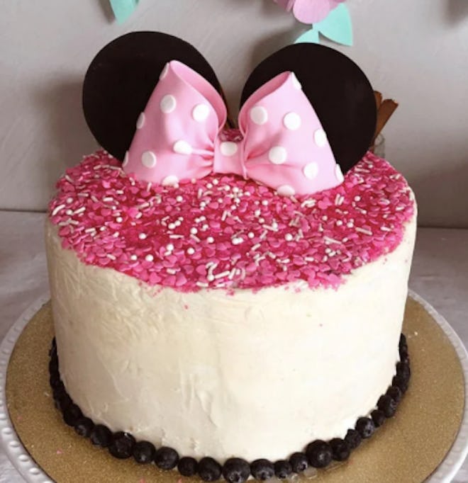 Fondant Minnie Mouse cake bow