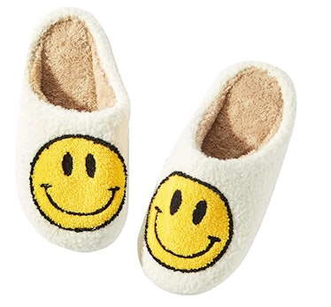 Kristen Stewart’s Smiley Face Slippers Would Make For A Cozy Holiday Gift