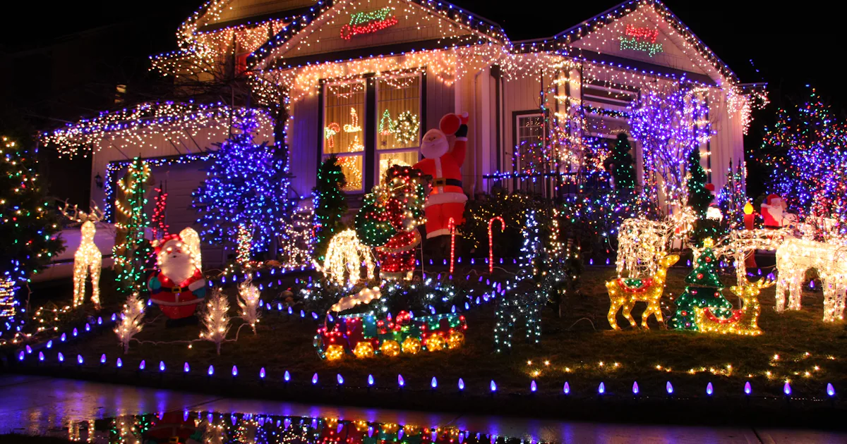 12 Homes With Epic Christmas Lights Displays 12-homes-with-epic-christmas-lights-displays