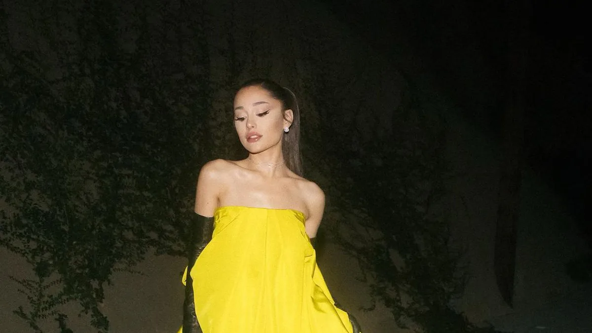 Ariana Grande Wears a Voluminous Yellow Dress During 'The Voice' Finale Ariana Grande Wears a Voluminous Yellow Dress During 'The Voice' Finale
