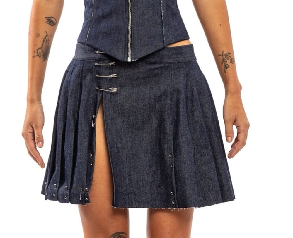 PLEATED SAFETY PIN SKIRT IN RAW DENIM