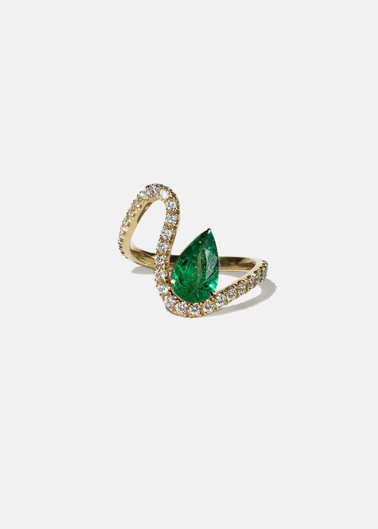 A pear-shaped emerald engagement ring with diamonds by KatKim