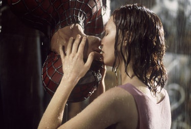 Spider-Man Tobey Maguire kissing with Kirsten Dunst