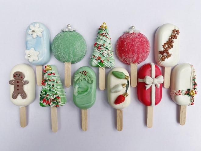 Flat lay of several cake popsicles, Christmas themed