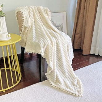 DISSA Flannel Blanket With Pompom Fringe
