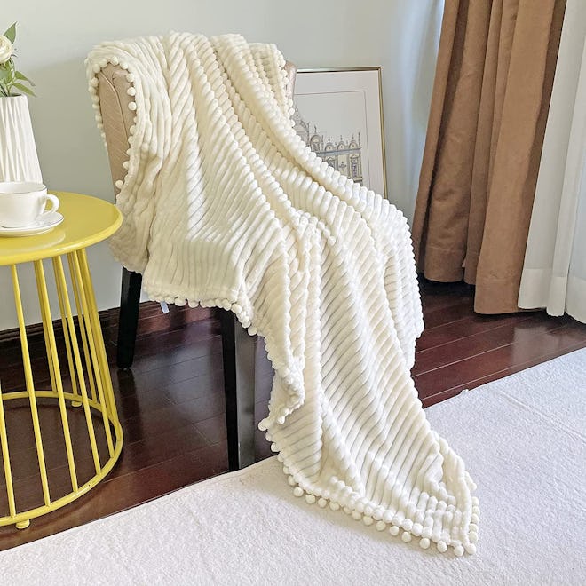 DISSA Flannel Blanket With Pompom Fringe