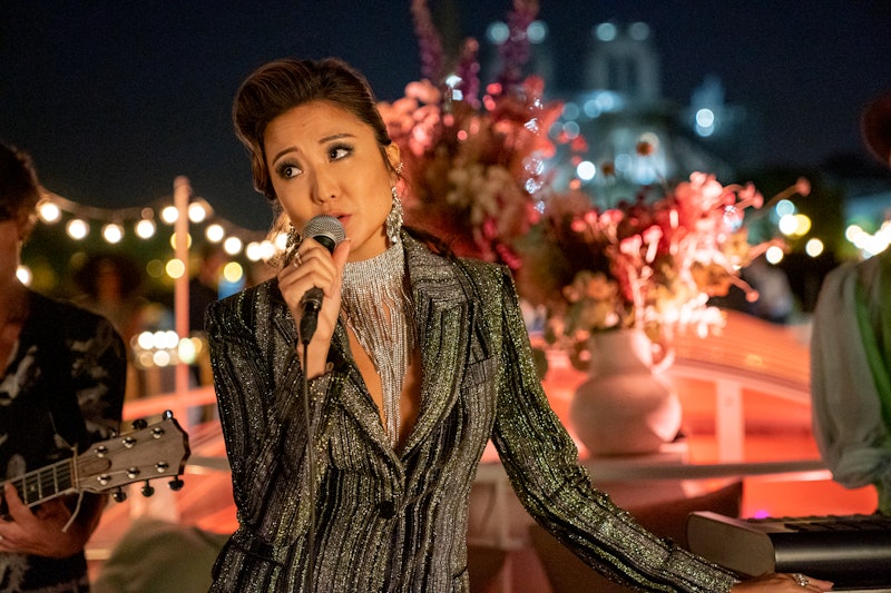 Ashley Park's Mindy sings at an event in 'Emily in Paris' Season 2. 