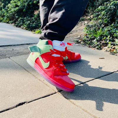 Nike SB Dunk Strawberry Cough review on feet