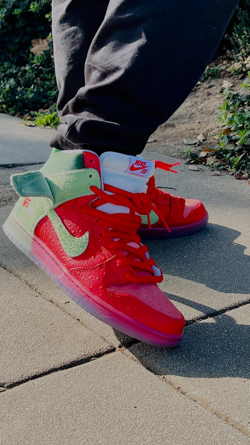 Nike SB Dunk Strawberry Cough review on feet