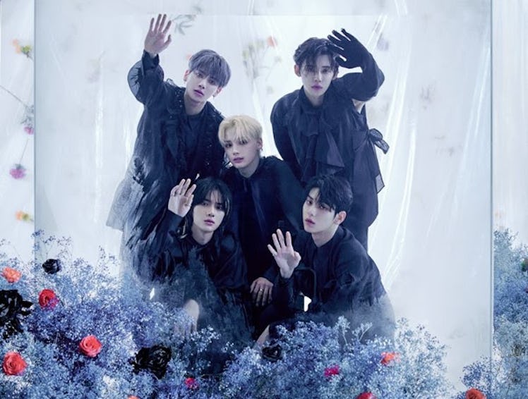 On New Year's Eve, HYBE will host a concert called 2022 Weverse Con, featuring performances from TXT...