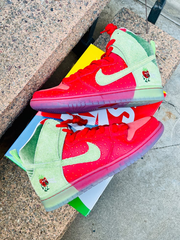 Nike SB Dunk Strawberry Cough review on feet