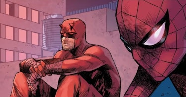 Spider-Man con Daredevil. Arte di Marco Checchetto.
