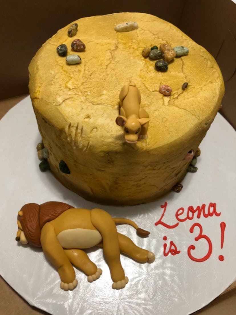 Simba approaches the corpse of Mufasa in The Lion King in cake format