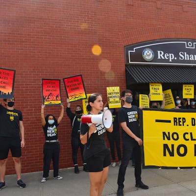 Laela Zaidi protests with her Sunrise Movement chapter.
