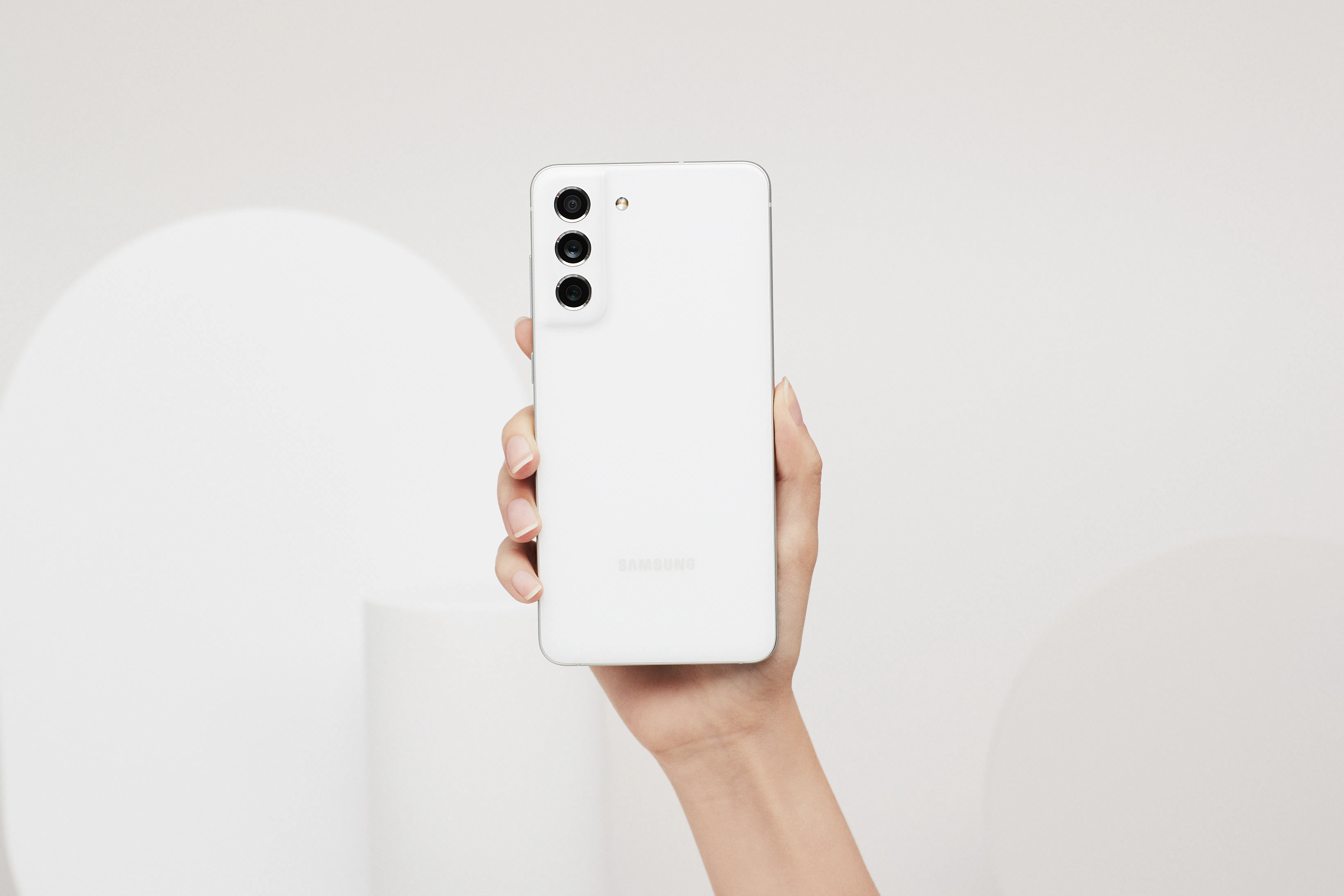 Samsung's Galaxy S21 FE 5G has a larger battery and 32-megapixel